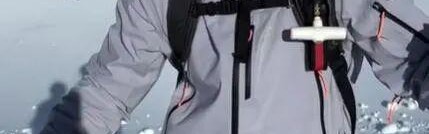 九游娱乐-老哥滑雪时发现雪里伸出一只脚！最终在活埋前把人挖出，惊险...